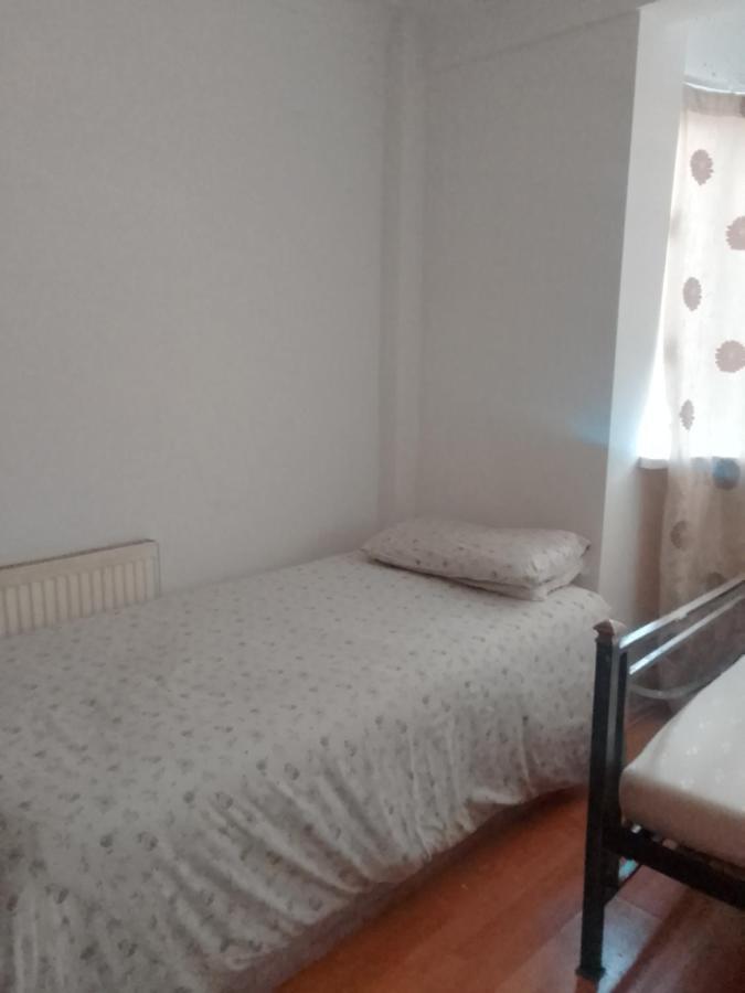 Private Rooms In 3 Bedroom Flat!! London Exteriör bild
