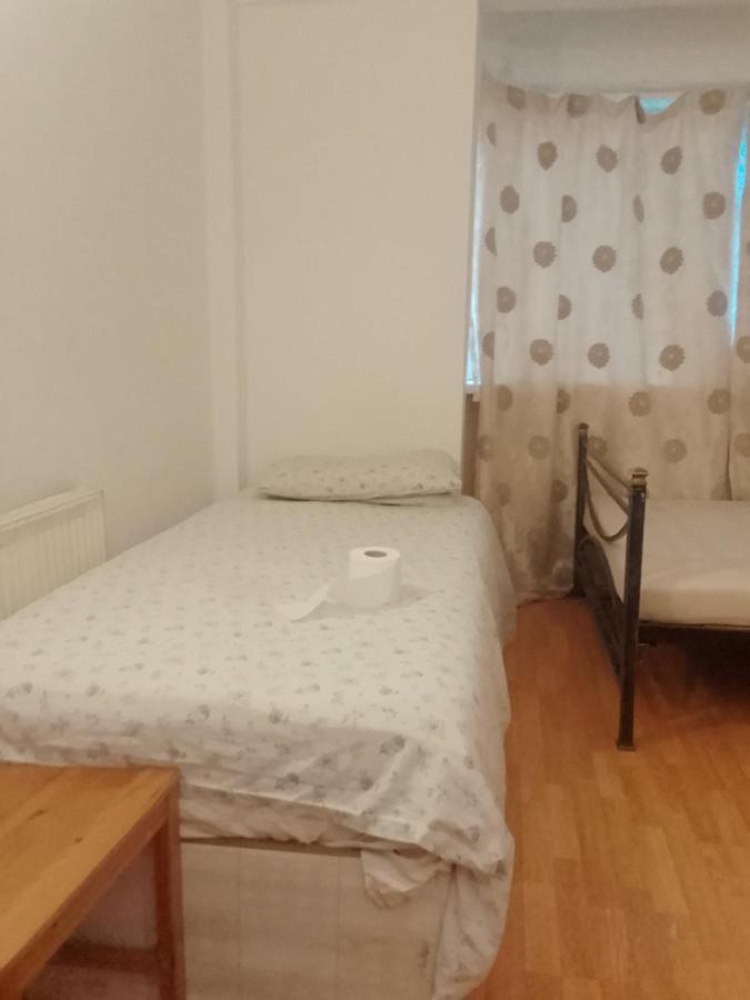 Private Rooms In 3 Bedroom Flat!! London Exteriör bild