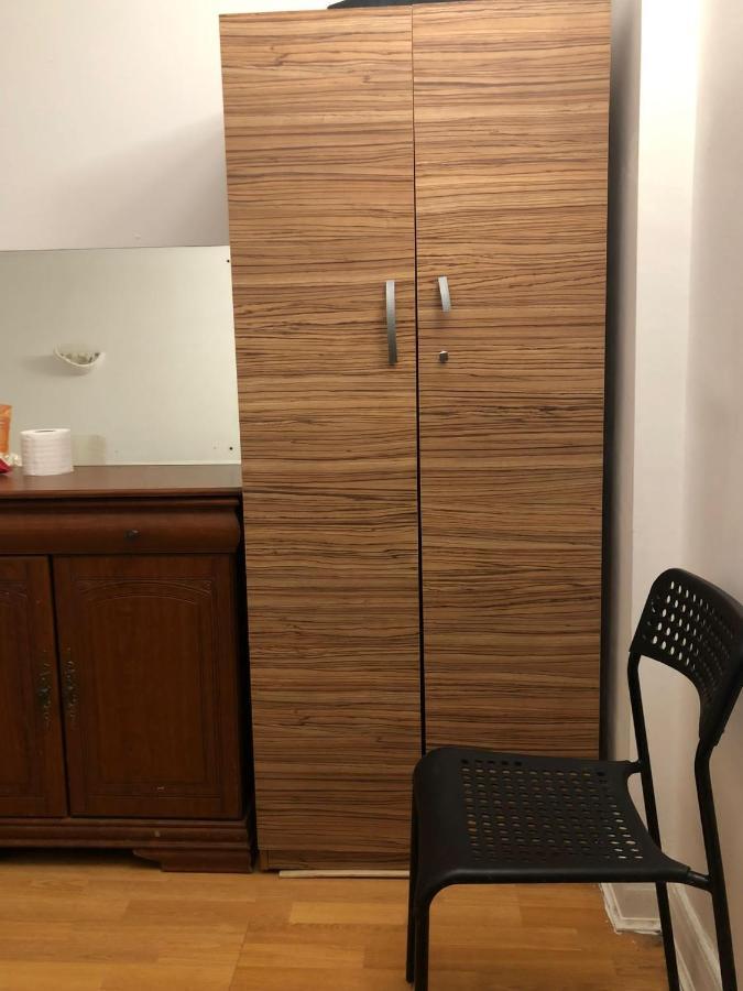 Private Rooms In 3 Bedroom Flat!! London Exteriör bild