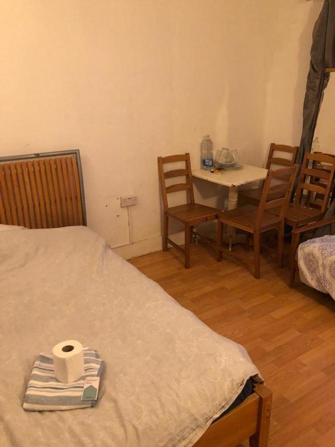 Private Rooms In 3 Bedroom Flat!! London Exteriör bild