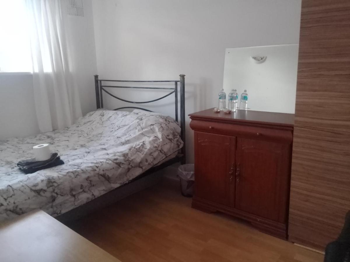 Private Rooms In 3 Bedroom Flat!! London Exteriör bild
