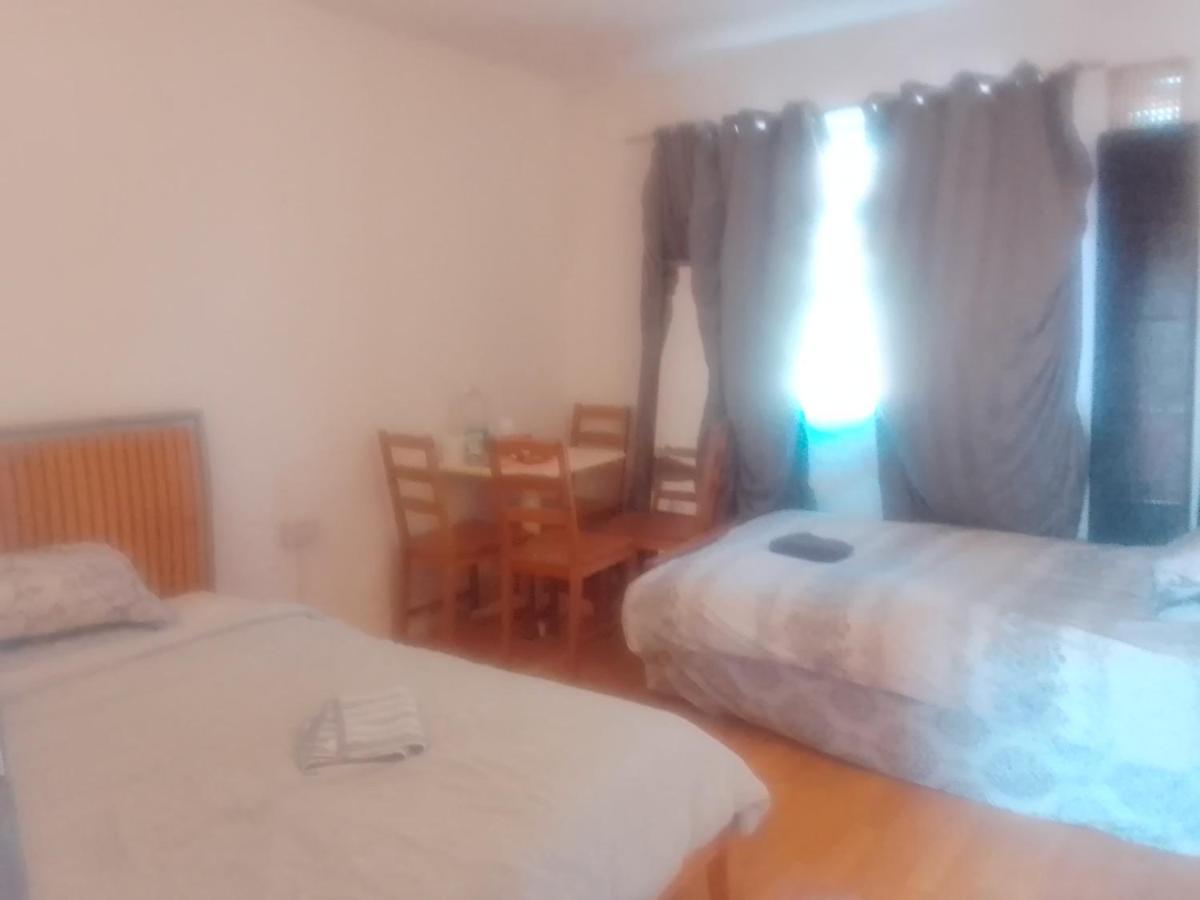 Private Rooms In 3 Bedroom Flat!! London Exteriör bild
