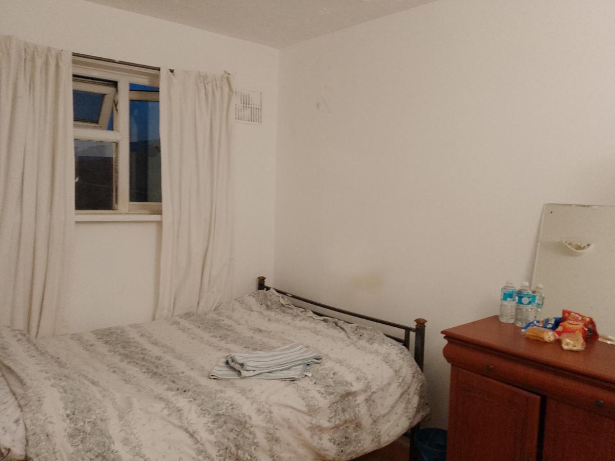Private Rooms In 3 Bedroom Flat!! London Exteriör bild