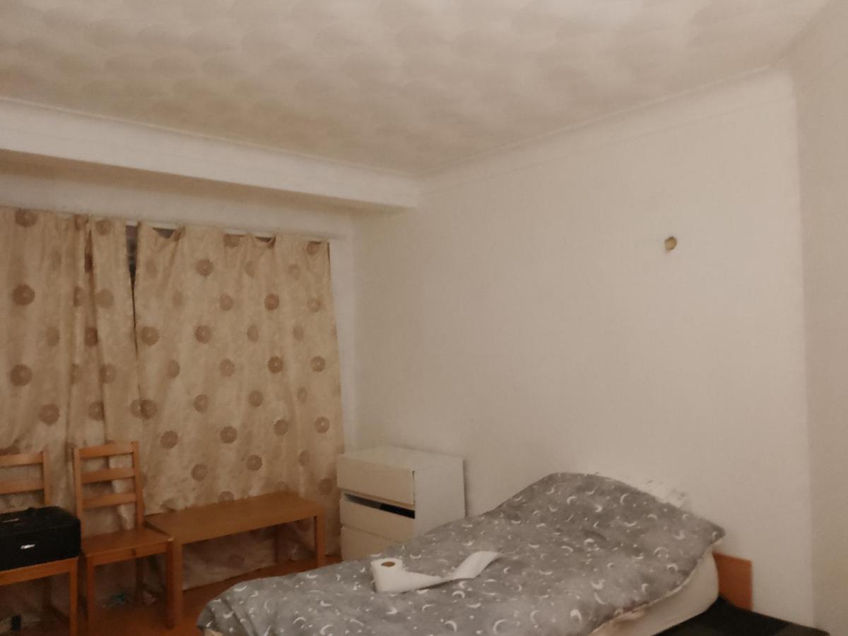 Private Rooms In 3 Bedroom Flat!! London Exteriör bild