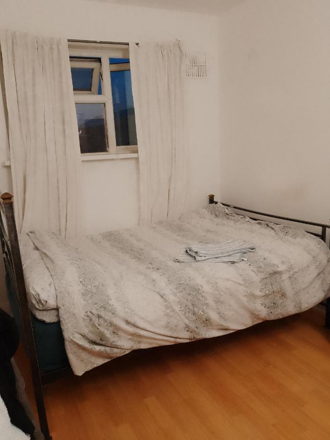 Private Rooms In 3 Bedroom Flat!! London Exteriör bild